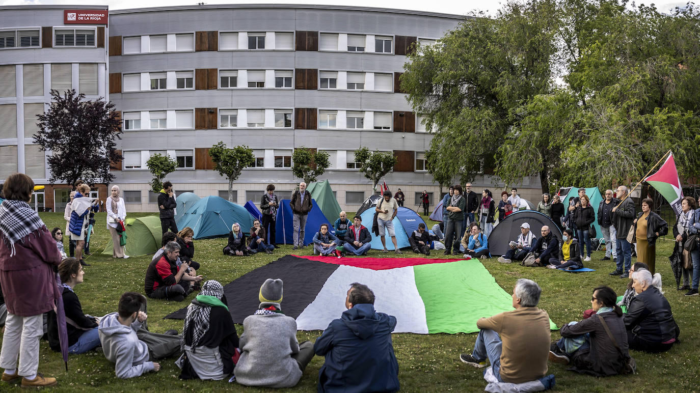 Primera mañana de acampada en la UR para apoyar a Palestina