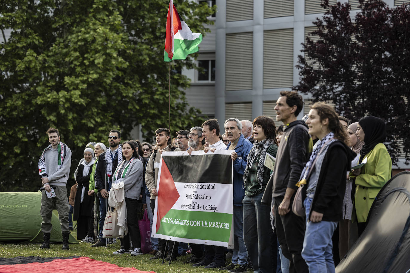 Primera mañana de acampada en la UR para apoyar a Palestina