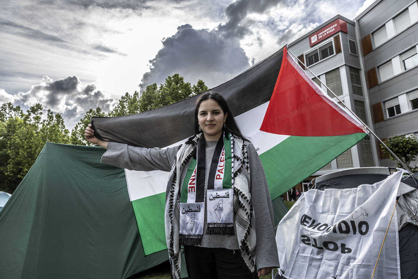 Primera mañana de acampada en la UR para apoyar a Palestina