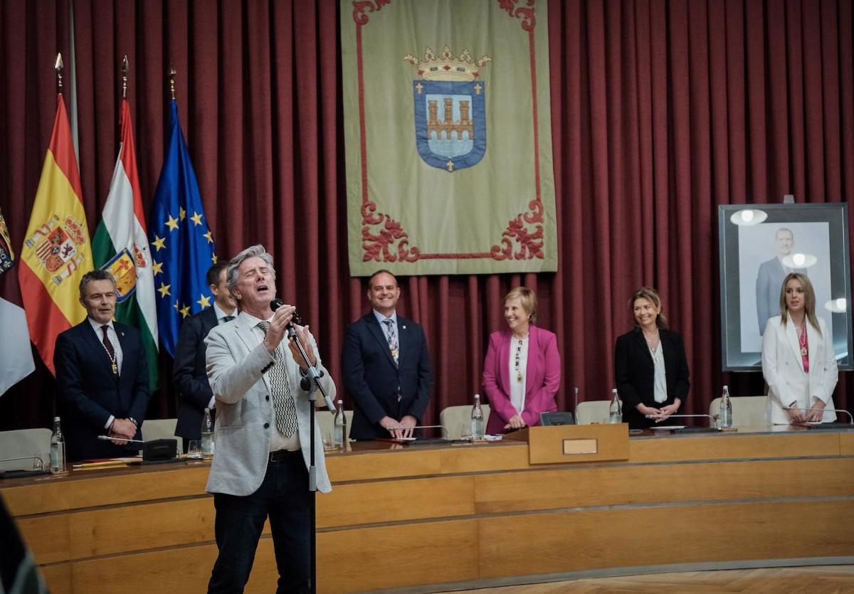 Alfredo Rodríguez interpreta el himno de Logroño al terminar la sesión plenaria.