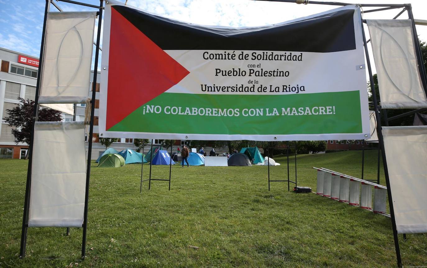 Primera mañana de acampada en la UR para apoyar a Palestina