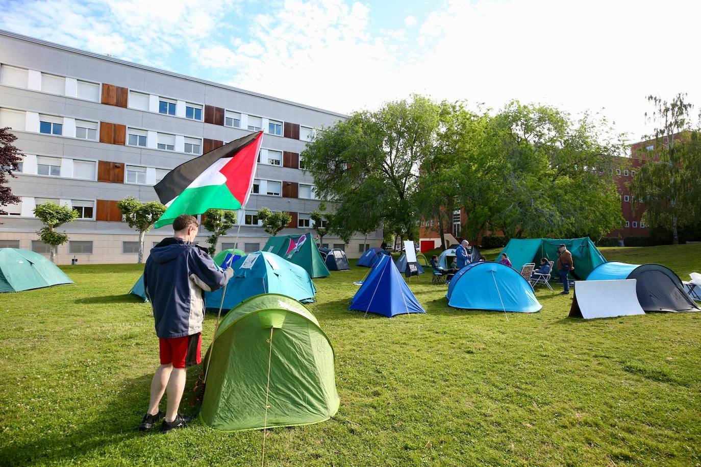 Primera mañana de acampada en la UR para apoyar a Palestina