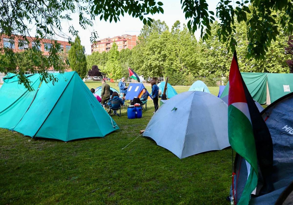 Primera mañana de acampada en la UR para apoyar a Palestina