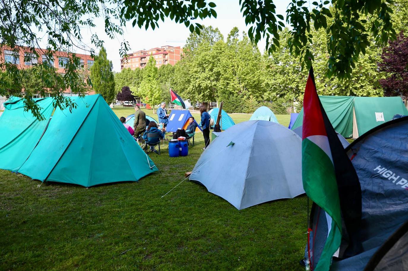 Primera mañana de acampada en la UR para apoyar a Palestina