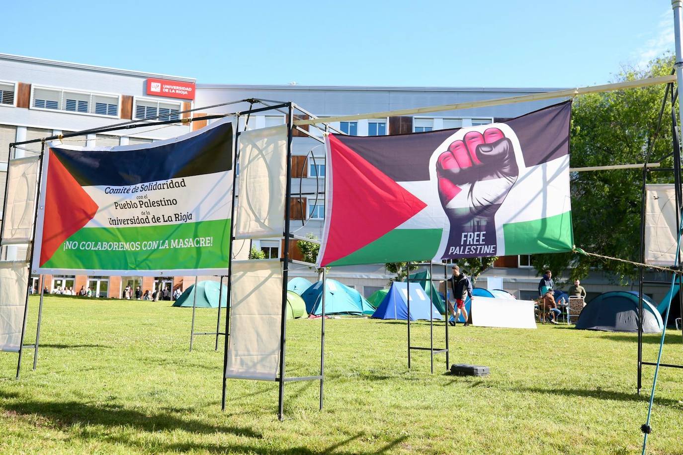 Primera mañana de acampada en la UR para apoyar a Palestina