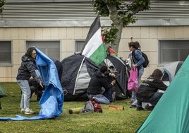 Participantes en la acampada en favor de Palestina que acoge la Universidad de La Rioja.