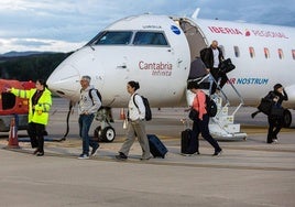 Pasajeros del vuelo procedente de Madrid, descendiendo del avión este pasado miércoles.