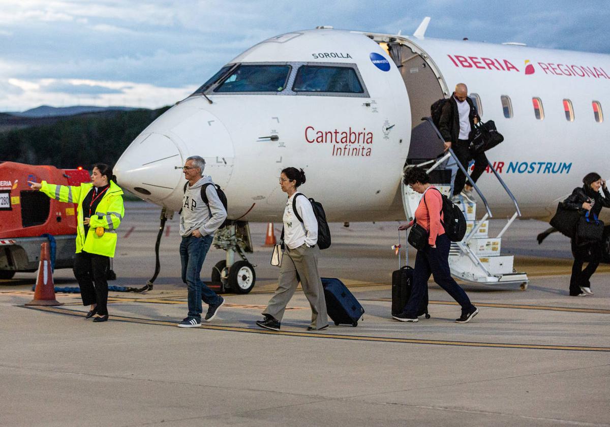 Pasajeros del vuelo procedente de Madrid, descendiendo del avión este pasado miércoles.