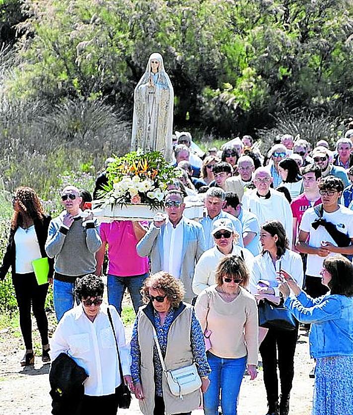 Imagen secundaria 2 - Traslado de la imagen de la parroquia hacia la ermita y público en la misa de campaña .
