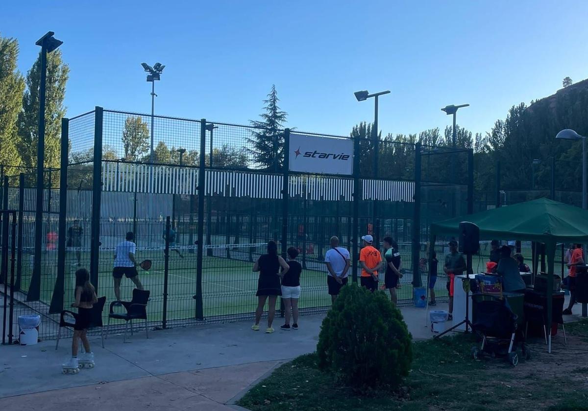 El club de pádel local solicita al Ayuntamiento la gestión integral de las pistas públicas