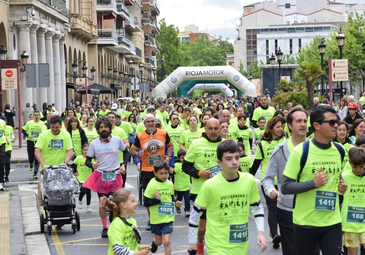 Salida desde El Espolón, a las once de esta mañana, de la VII Carrera de la Familia.