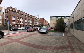 Acceso a las piscinas de Villamediana por la calle Juan Ramón Jiménez, donde se plantea un posible punto.