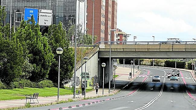 Imagen después - Un acceso para Los Lirios de ayer, insuficiente hoy
