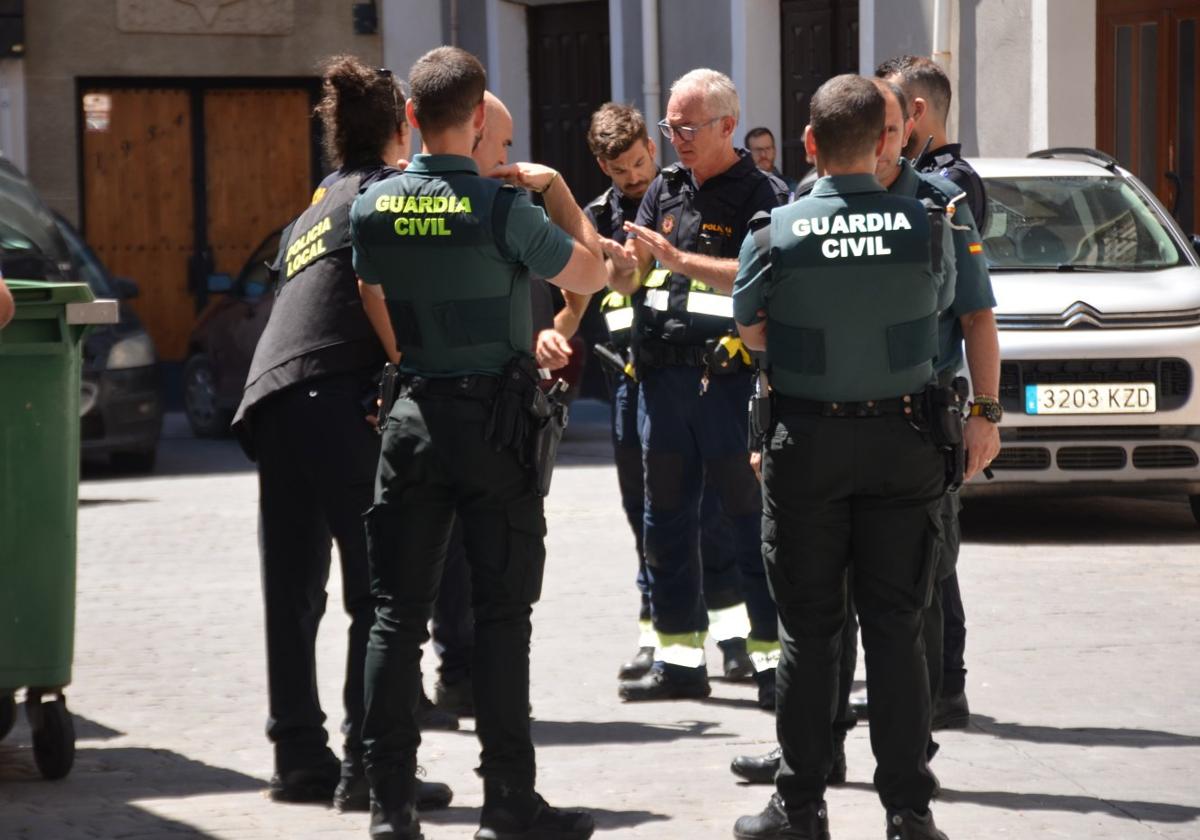 Agentes de la Policía Local y de la Guardia Civil, en una actuación conjunta en una calle de Calahorra.