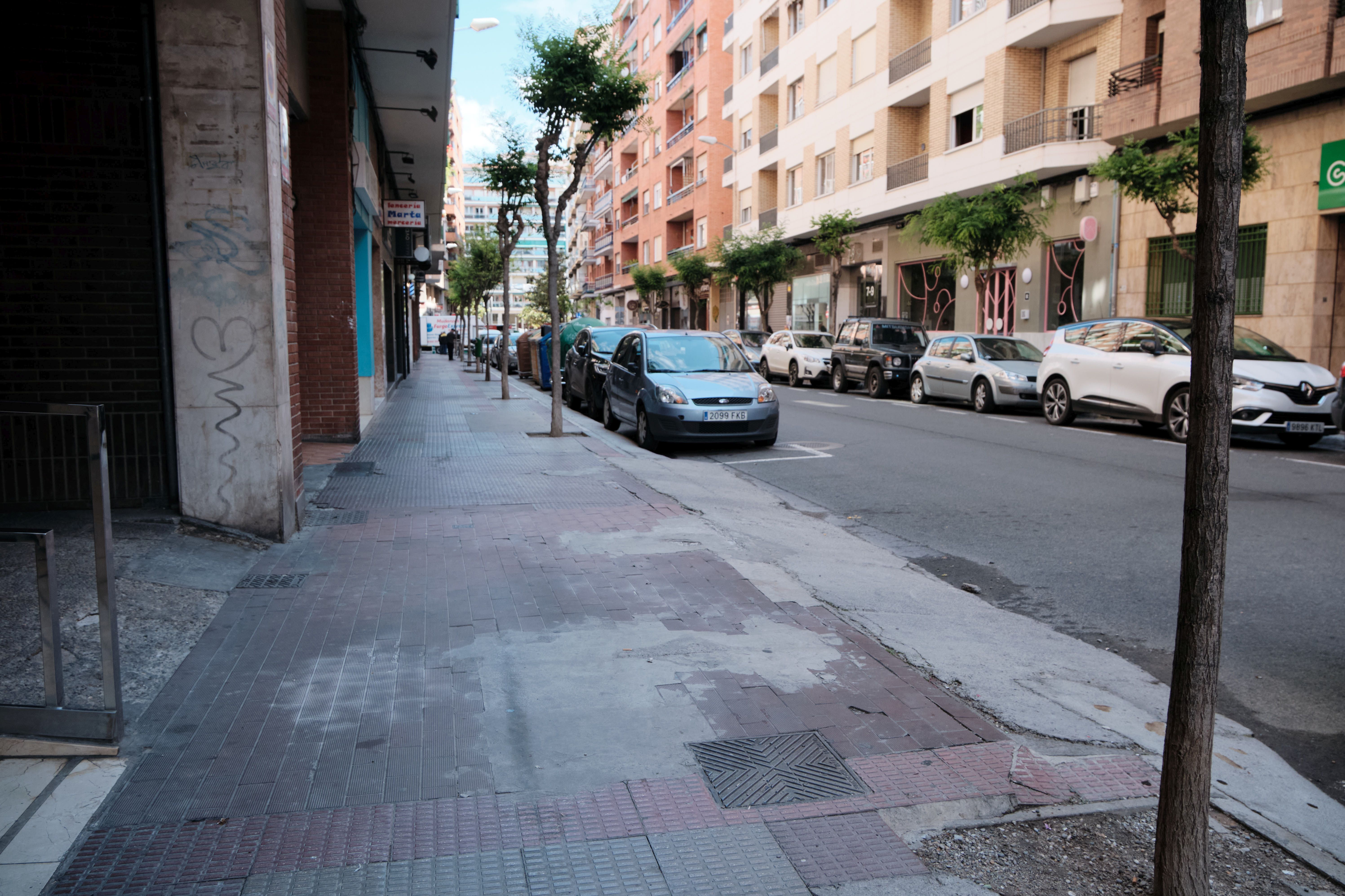 Instalación provisional exterior tras la sucesión de reventones sufridos en la calle Lardero a finales del pasado 2023.