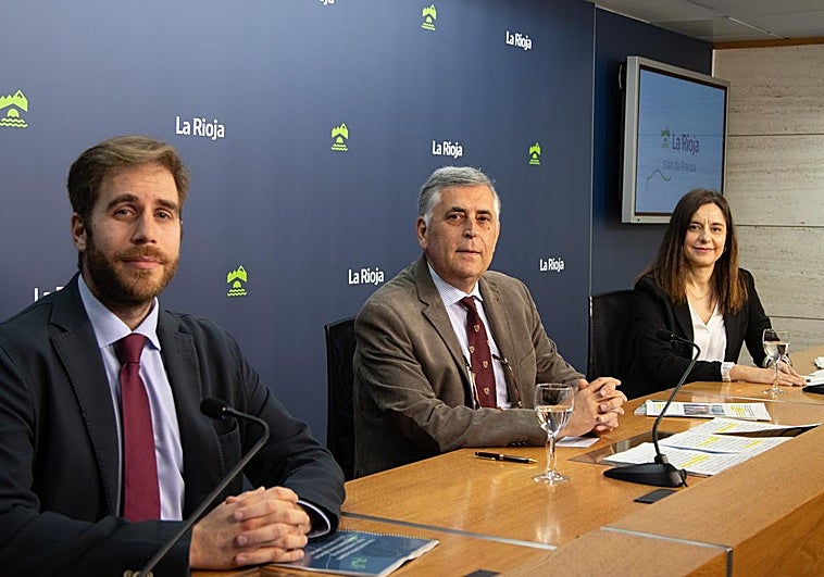 El doctor Oteo, flanqueado por los doctores Jorge Alba y Eva Martínez Ochoa.