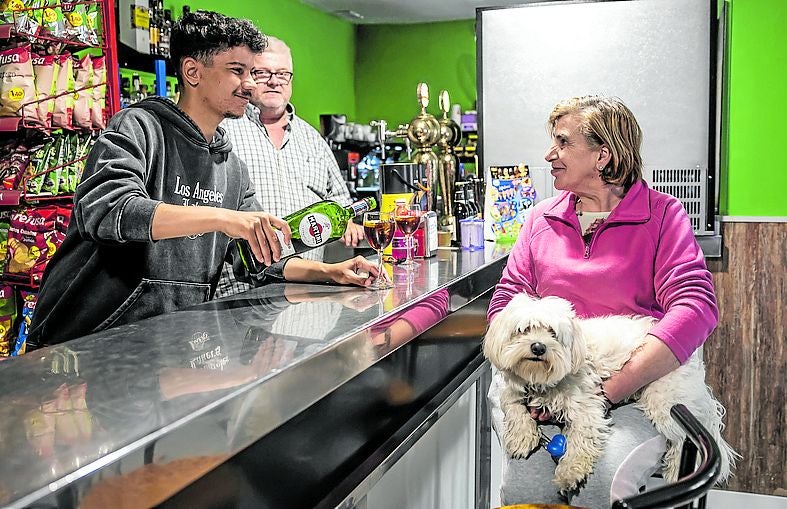 Marco sirve un 'marianito' a una clienta en el bar El Castillo.