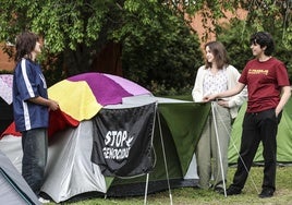 Sonia González, Ángela Sanz y Lucía Sáenz, ayer junto a una de las tiendas de la acampada instalada en el campus.