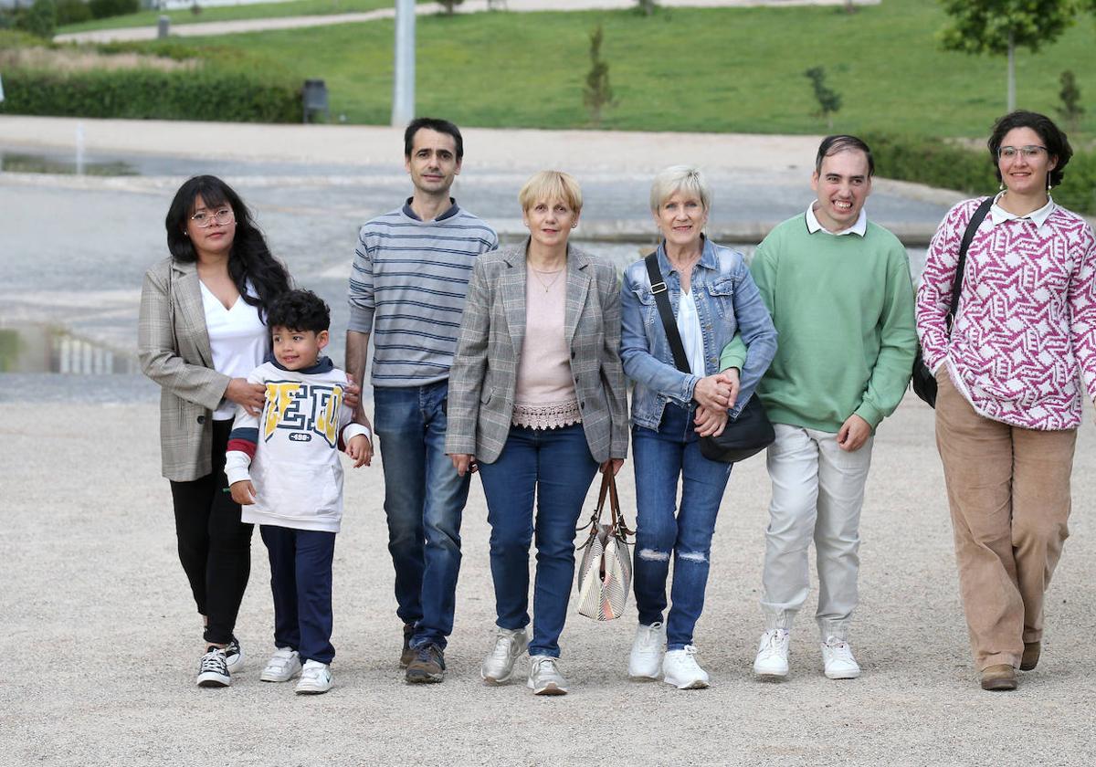 María Sánchez, junto a su hijo Tomás; Félix y su madre, Carmen de Pablo; Loli Martínez-Santos y su hijo Lorenzo; y Ana Quetglas, en el parque Felipe VI.