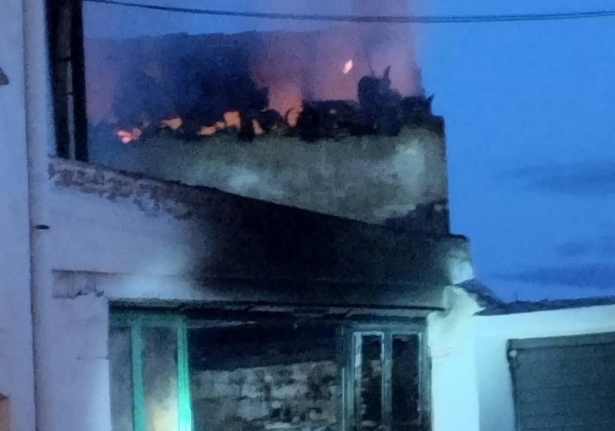 Susto de madrugada por un incendio en un cobertizo de una vivienda de Rincón de Soto