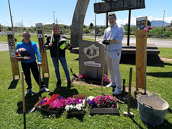 Memorial. José Mena, Juan Luis Villa y Luis Mayoral en plena labor de jardinería.