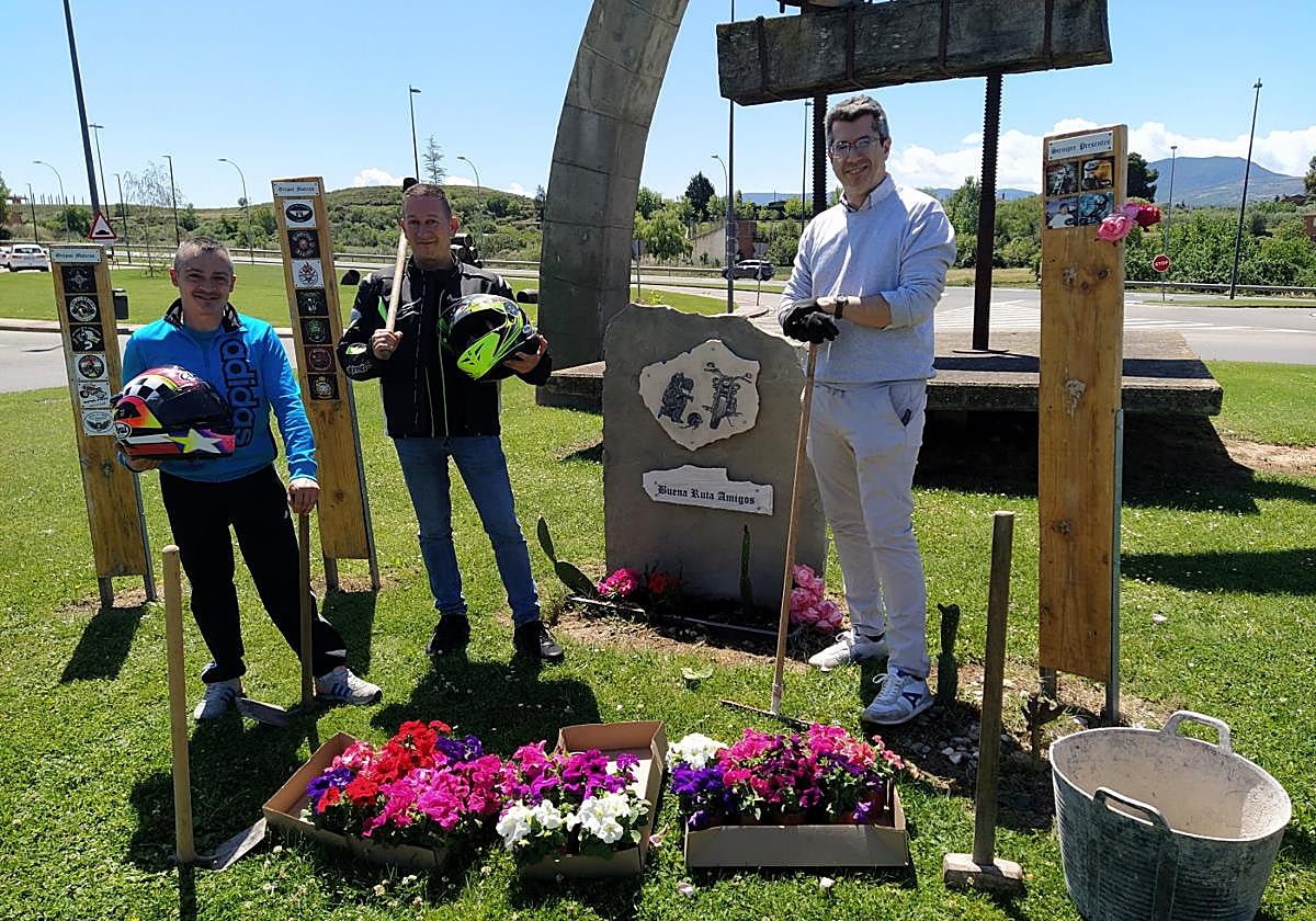 Memorial. José Mena, Juan Luis Villa y Luis Mayoral en plena labor de jardinería.