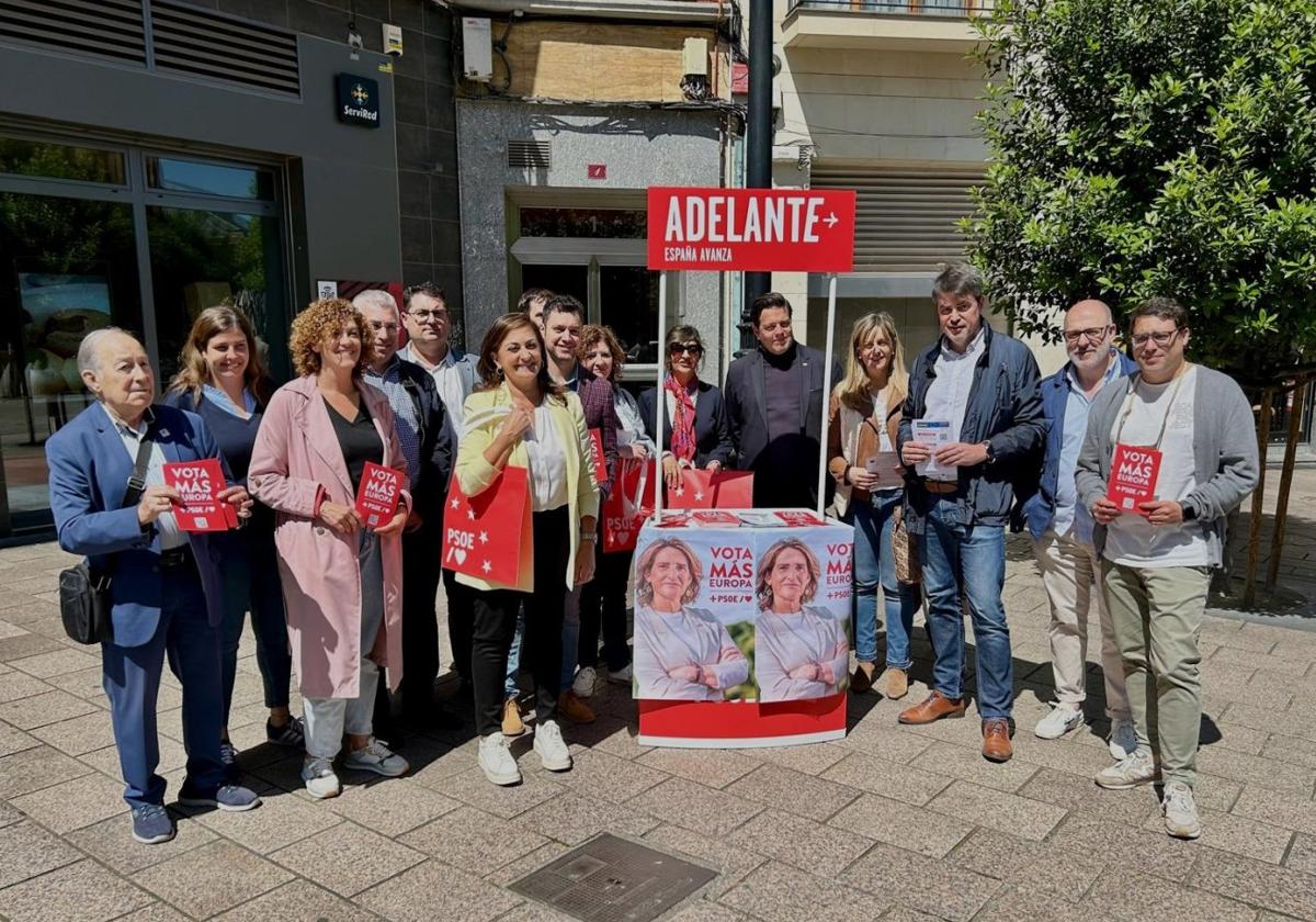 Andreu y militantes del PSOE, ante las oficinas de Correos en Logroño.