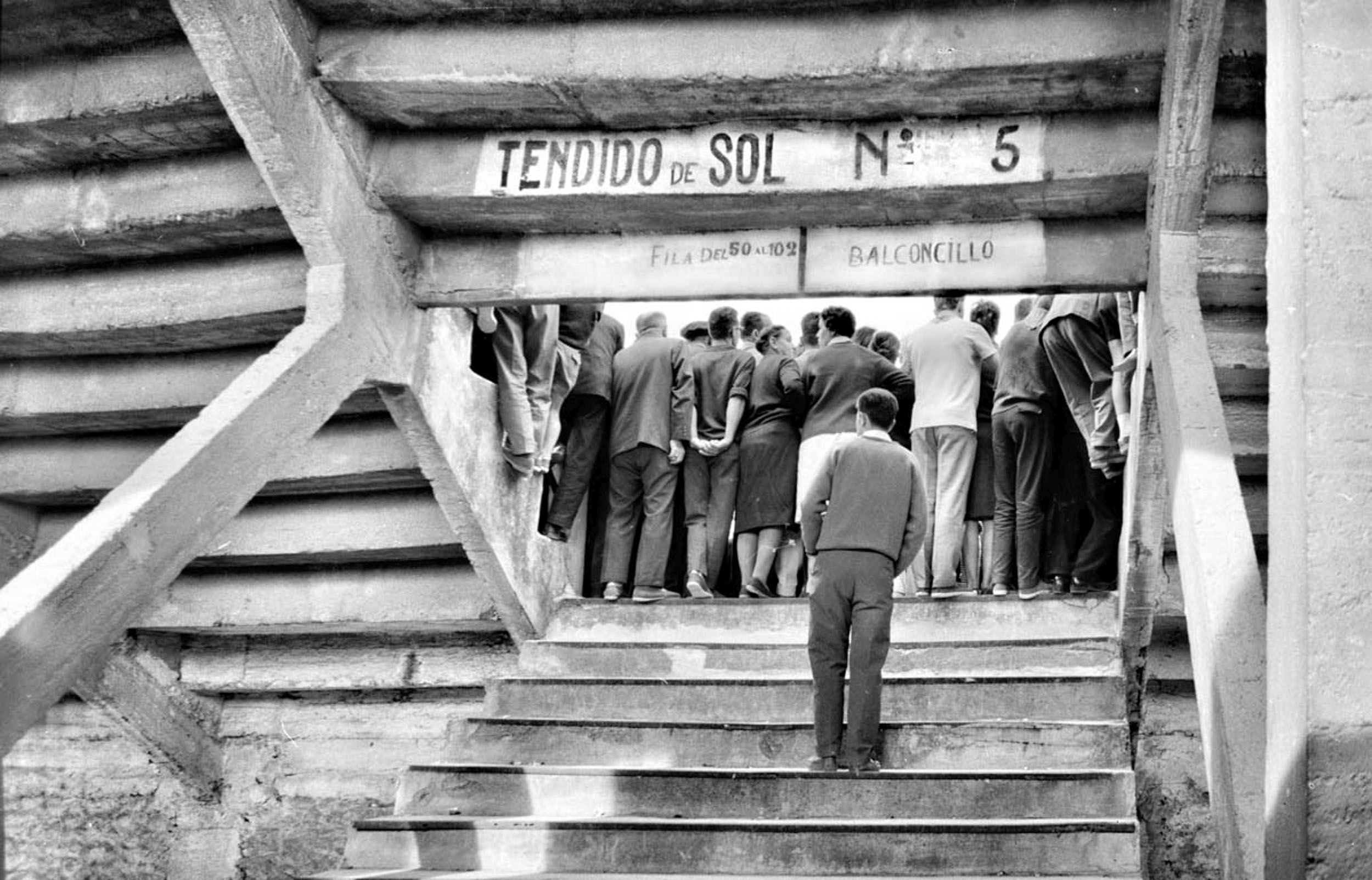 En Teo, la soledad es el instante del momento fotografiado. Sus protagonistas siempre parecen debatirse entre la melancolía o el anonimato de la masa. Ese afán de sus personajes por ser particulares, autónomos, individuales al fin y al cabo, es la búsqueda vital de su propio autor. «Yo nunca he querido ser un hombre gris», susurraba Teo a quien quisiera escucharle, y es justo lo que proclaman sus imágenes. Él, Teo, siempre estaba allí, ya sea entre esos que se erigen en protagonistas mirando a los ojos del espectador como el Antoine Doinel del final de 'Los cuatrocientos golpes' o con esa mirada, tan suya como torcida, de sus fotografías.