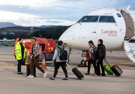 Un grupo de pasajeras aterriza en Agoncillo tras su vuelo procedente de Madrid.