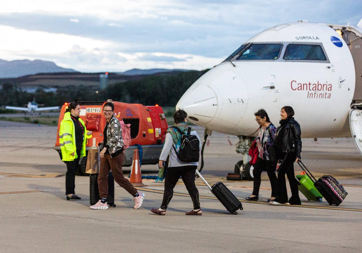 Un grupo de pasajeras aterriza en Agoncillo tras su vuelo procedente de Madrid.