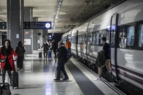 Pasajeros llegan en el tren de Madrid a la estación de Logroño.