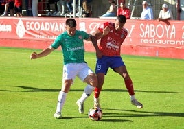 Gexan pelea el balón con Mounir.