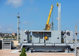 Trabajos previos a la perforación de un nuevo pozo en Sotés, en los que una empresa polaca levanta una torre de 60 metros de altura. sonia tercero