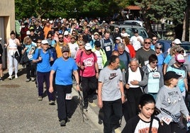 Multitud de participantes en la marcha, junto a la alameda de Pipaona, en la salida de la marcha.