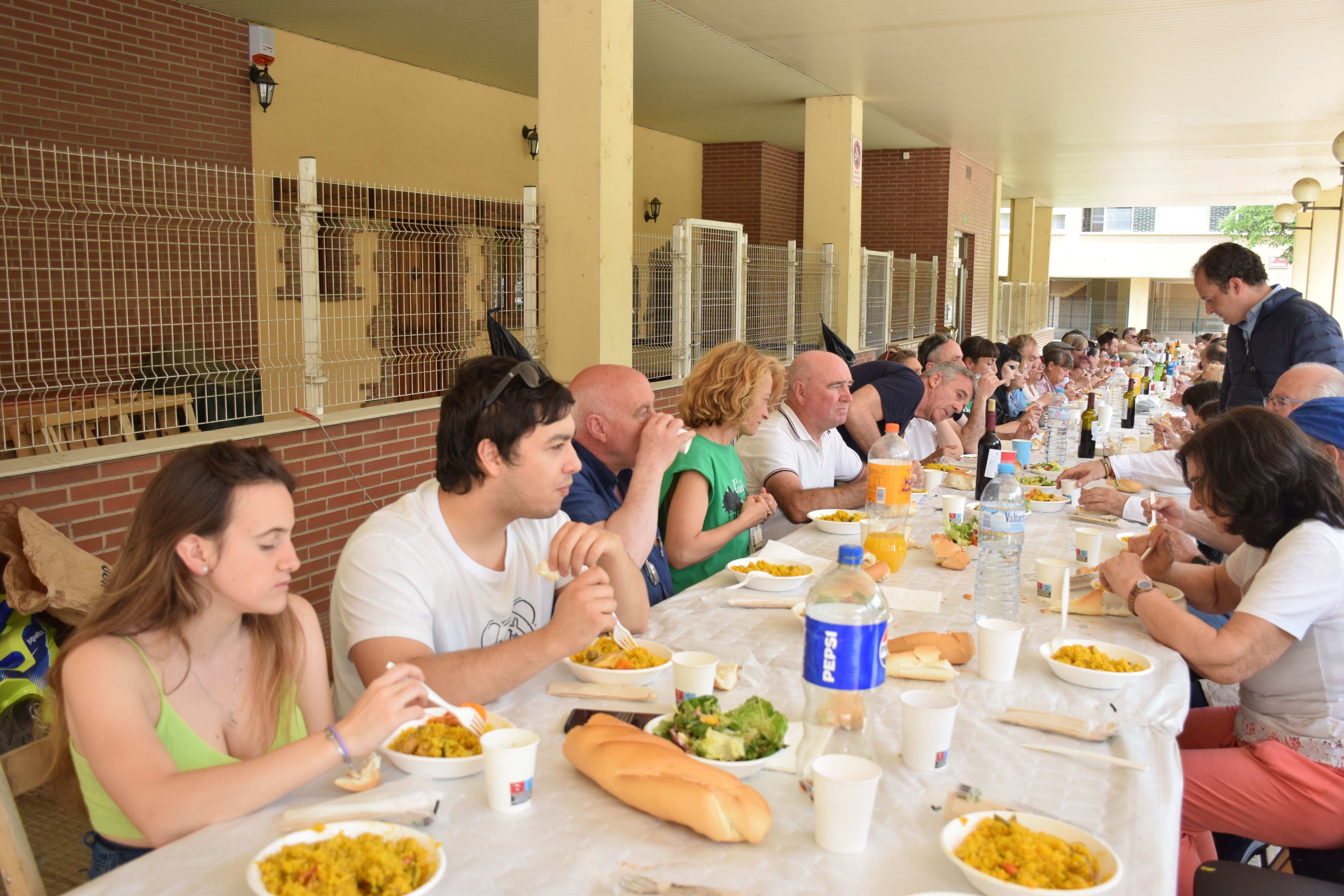 Vecinos del Parque de Los Enamorados, tomando su paella.