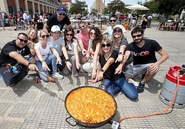 Una de las cuadrillas que prepararon su caldereta en el barrio de Los Lirios.