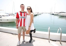 Richard y Lucía, estudiantes riojanos, en Puerto Banús