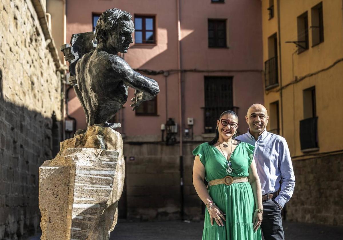 Marlyn Casteñeda y Fredy Arango posan junto a 'Hombre histórico', escultura que recuerda a Tabacalera y la industria logroñesa.