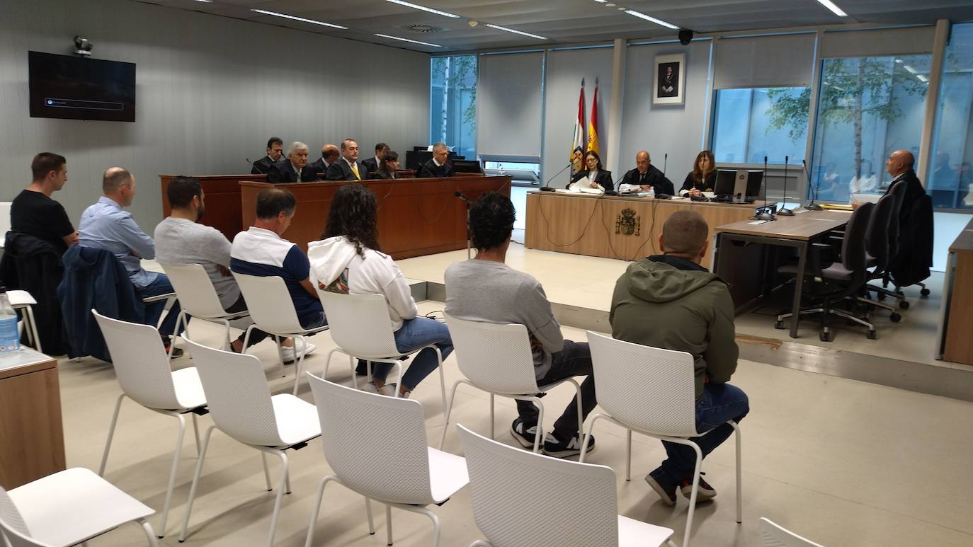 Los siete acusados por tráfico de drogas aceptan penas de entre 4 años ...