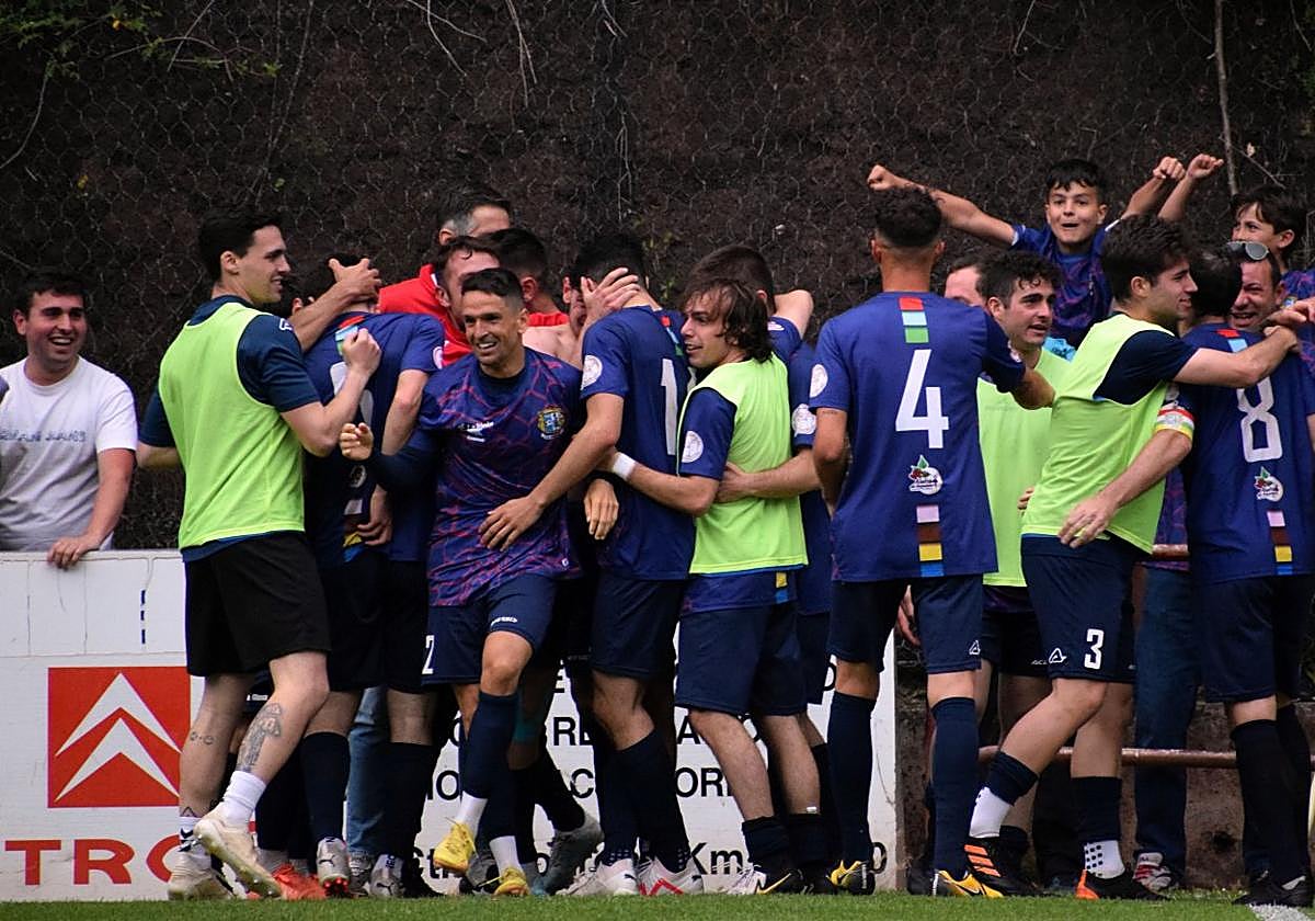 Los jugadores del Anguiano celebran junto a su afición el tanto que les daba el billete a la final regional.