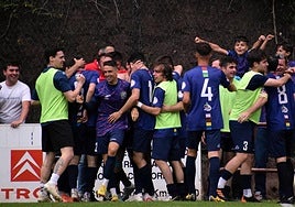 Los jugadores del Anguiano celebran junto a su afición el tanto que les daba el billete a la final regional.