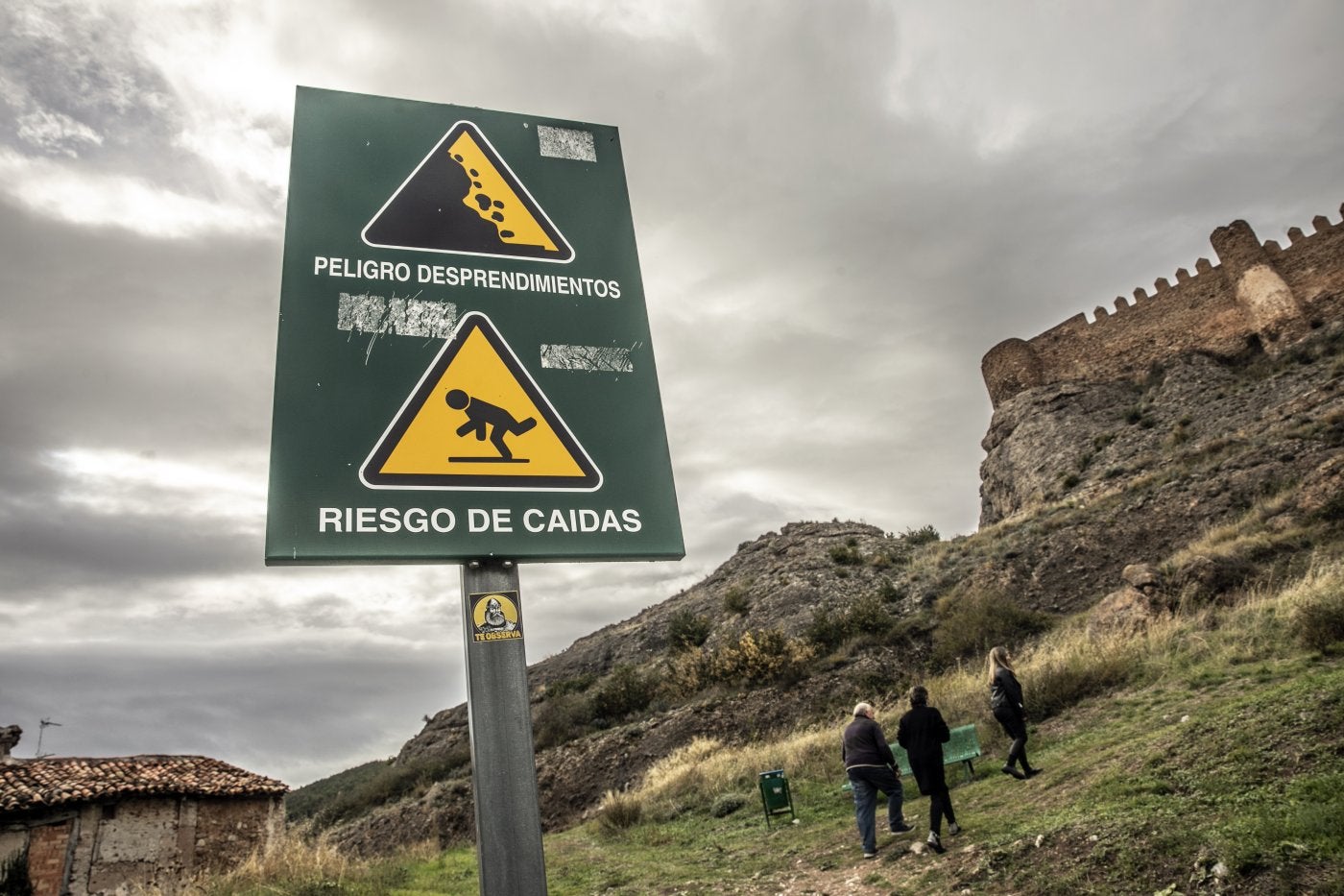 Un cartel advierte del peligro de desprendimientos y del riesgo de caídas en el acceso al castillo de Clavijo.