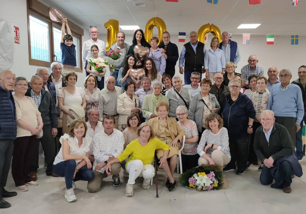 La familia posa al completo en el cumpleaños de Pepa.