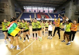 Las jugadoras del Grafometal celebran el ascenso a la Liga Guerreras Iberdrola.