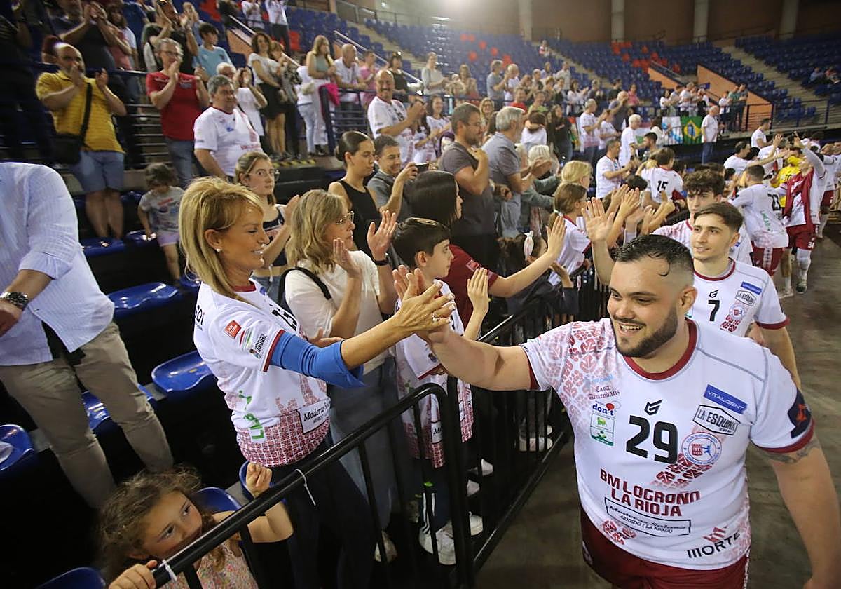 Javi García, en primer término, y Álvaro Preciado, encabezan el saludo a la afición en el Palacio.