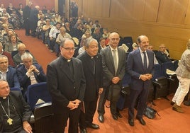 El obispo de Calahorra y La Calzada-Logroño, Santos Montoya; el nuncio del Vaticano en España, Bernardito Auza; el presidente de La Bitácora XXI, Juan Antonio Gómez Trinidad; y el presentador de la conferencia, José Luis Prusén, en el Centro Cultural de Ibercaja