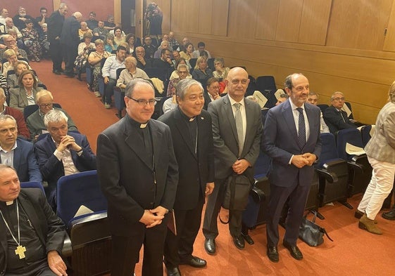 El obispo de Calahorra y La Calzada-Logroño, Santos Montoya; el nuncio del Vaticano en España, Bernardito Auza; el presidente de La Bitácora XXI, Juan Antonio Gómez Trinidad; y el presentador de la conferencia, José Luis Prusén, en el Centro Cultural de Ibercaja