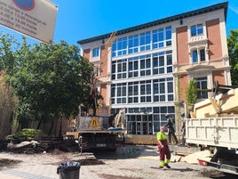 Desmontan la obra de Concéntrico de la plaza de la Diversidad