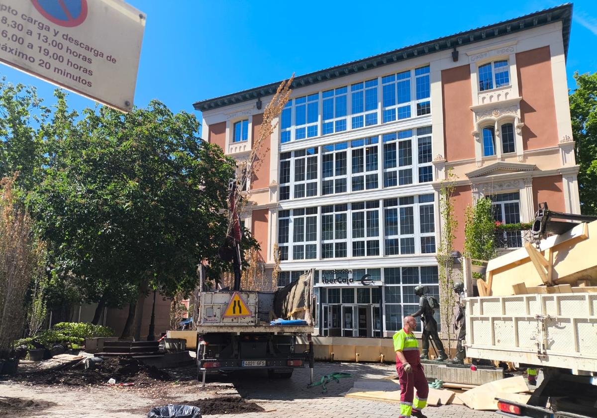 Desmontan la obra de Concéntrico de la plaza de la Diversidad