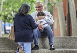 Cristina e Isidro con la pequeña que tienen en acogida